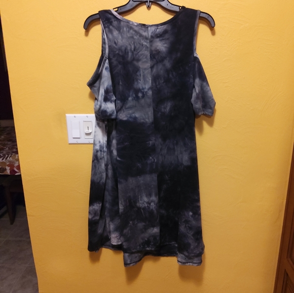 NWT Tie Dye* Cold Shoulder Dress 1X Firm Price - Picture 3 of 6